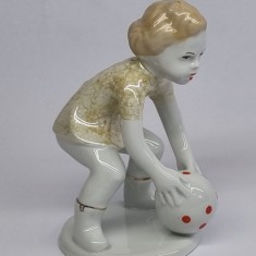 Copil cu mingia - bibelou portelan romanesc vechi, vintage
