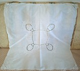 Fata de masa Vintage din bumbac cu broderie florala manuala si insertii de dantela croset