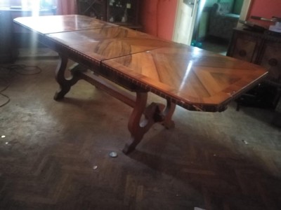 V&amp;acirc;nd masă din lemn masiv. foto