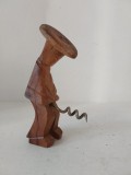 Tirbuson vintage de lemn sculptat manual - barbat cu palarie, 12cm inaltime, aspect umoristic, inedit