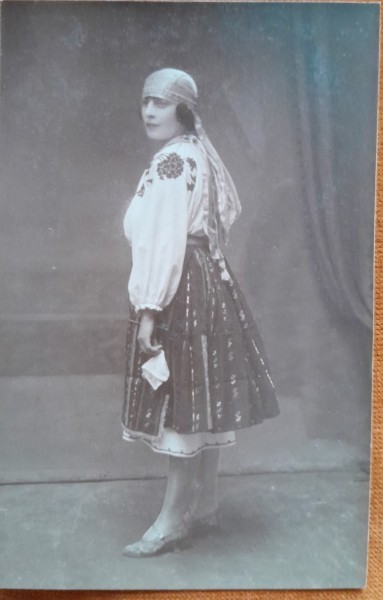 Fotografie tip carte postala, femeie in costum traditional, 1928