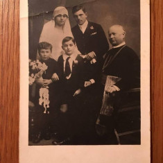 carte postala poza veche cu cuplu de miri, preot si 2 baieti, pe la 1900