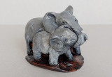 Elefant cu pui - sculptura in material compozit care imita piatra
