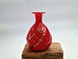 mica vaza sticla suflata manual Murano Italia 10,5 cm inaltime dungi rosii, aurii si transparente
