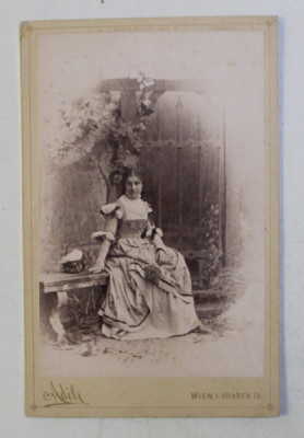 PAULA WESSELY 1860 - 1887 , ACTRITA AUSTRIACA , PORTRET , FOTOGRAFIE TIP CABINET , ATELIERUL &amp;#039; ADELE &amp;#039; FOTOGRAF AL CURTII REGALE , SFARSIT DE SECOL XX foto