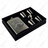 Set plosca cu palnie si 4 pahare din inox is cutie eleganta cu captuseala. cu decor embosat &ndash; A legjobb f&eacute;rjnek