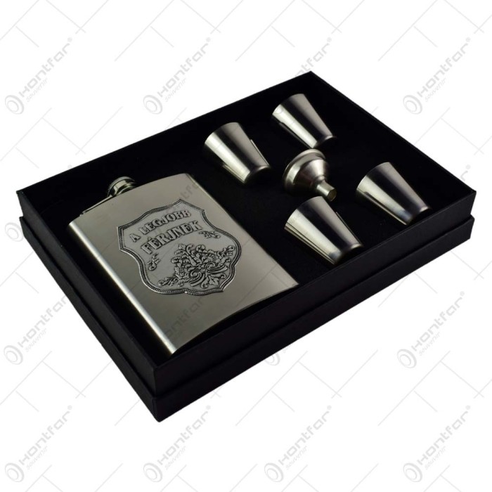 Set plosca cu palnie si 4 pahare din inox is cutie eleganta cu captuseala. cu decor embosat &ndash; A legjobb f&eacute;rjnek