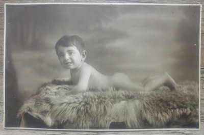 Copil pe blanita// foto tip CP foto