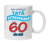 Cana alba personalizata &quot;Asa arata un tata extraordinar - 60 ani&quot;, INOVATIX&reg;. 330ml