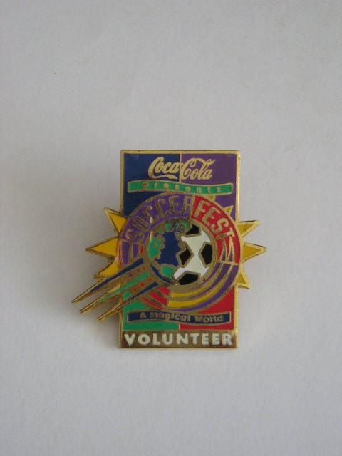 QW9 N8 44 - insigna - tematica reclama - Coca cola - volunteer - soccerfest