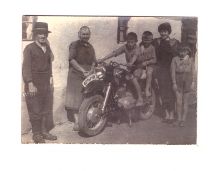 Foto mica, copii pe motocicleta cu numar de Brasov, stare buna