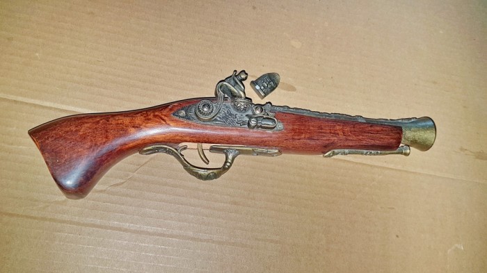 A928-Pistol flinta copie dupa original de 1758 cu defect.
