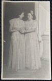 Fotografie tip Carte Postala, Doua tinere in rochii lungi, perioada interbelica