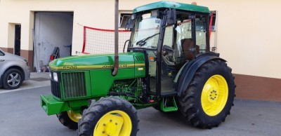 Tractor John Deere 5500 foto