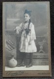 Fotografie tip CDV, fetita cu parul impletit si cu fundite, sfarsit de secol XIX