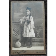 Fotografie tip CDV, fetita cu parul impletit si cu fundite, sfarsit de secol XIX