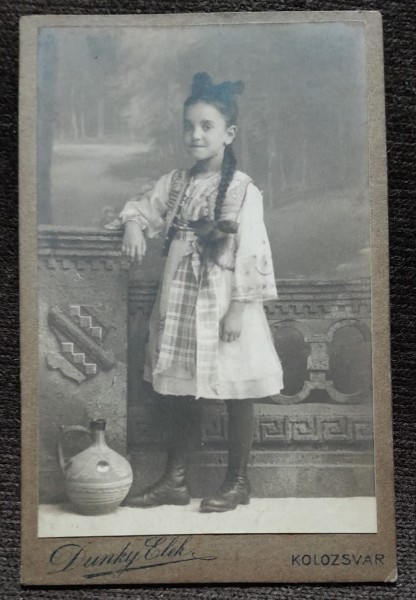 Fotografie tip CDV, fetita cu parul impletit si cu fundite, sfarsit de secol XIX