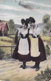 Ilustratie cu doua prietene in costume populare cu corset citind o scrisoare
