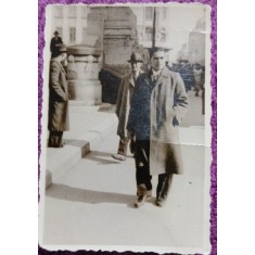 Fotografie, Tanar mergand sa vada rezultatele la admiterea la Medicina, 1939