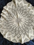 Față de masă rotundă lucrată manual din fir macrame