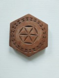 # Obiect decorativ de lemn sculptat manual, motivul soarelui stilizat, forma hexagonala cu latura de 5cm, 1.3cm grosimea lemnului
