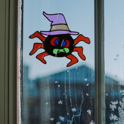 Decorațiuni de Halloween pentru fereastră - păianjen colorat, strălucitor foto