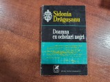 Doamna cu ochelari negri de Sidonia Dragusanu