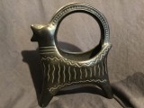 Vas / Figurina zoomorfa din ceramica neagra stilizata in forma de capra sau berbec cu modele incizate !