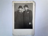 Fotografie tip CP din Rom&acirc;nia cu 2 bărbați