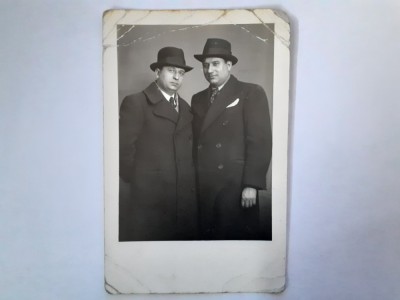 Fotografie tip CP din Rom&amp;acirc;nia cu 2 bărbați foto