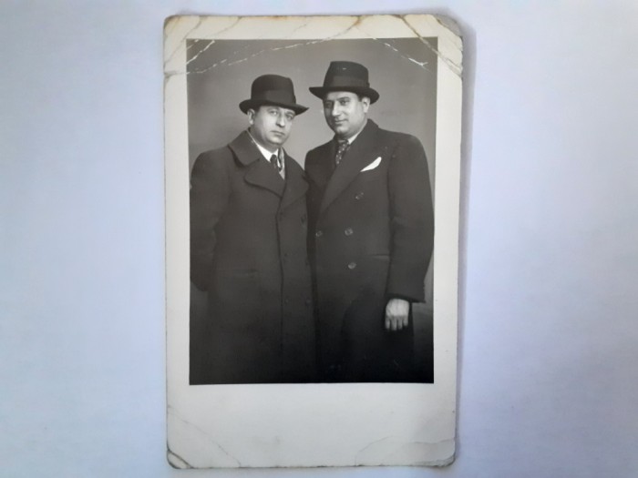 Fotografie tip CP din Rom&acirc;nia cu 2 bărbați