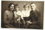 P2686N Plutonier-major rom&acirc;n cu familia, Cernăuți, 1937, studio Salo Br&uuml;ll