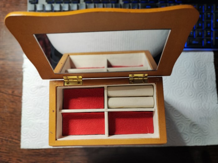 Mini dulapior vintage pentru bijuterii 2
