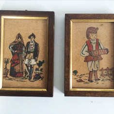 2 tablouri pictura in tus pe pluta, oameni/ costume traditionale, rama 16x11 cm