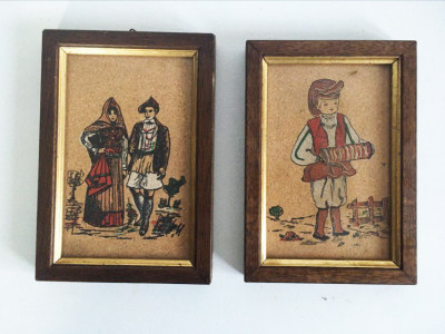 2 tablouri pictura in tus pe pluta, oameni/ costume traditionale, rama 16x11 cm foto