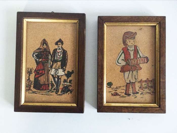 2 tablouri pictura in tus pe pluta, oameni/ costume traditionale, rama 16x11 cm