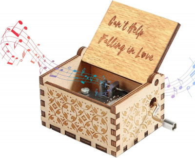 Sau Cutiile muzicale Curcubeu, Cutie muzicală sculptată cu manivelă din lemn de foto