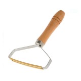 Perie pentru scame si parul de animale, maner de lemn