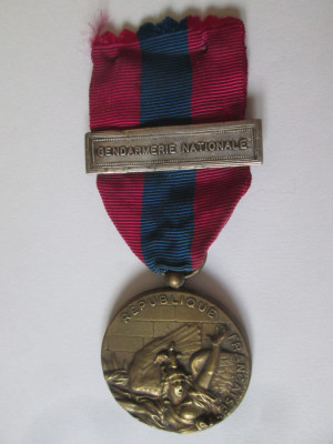 Franta medalia Jandarmeriei Nationale cu baretă foto