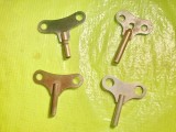 2606-Chei ceasuri vechi pendul, semineu, masa. Exista 4 bucati, PRET PE BUCATA LA ALEGERE. Interioarele cca 5 mm. Se serveste cu care mai exista.