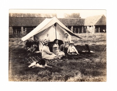 Poza personaje la picnic cu cort foto