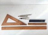 Lot rechizite anii 70 R0mania - 2 liniare si un echer de lemn, 2 compase de metal si 3 creioane HB si Pastelcolor