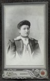 Fotografie tip CDV, femeie cu coc, 1906