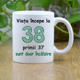 Cană personalizată &quot;Viața &icirc;ncepe la 38...&quot; Albastru-toarta-inima