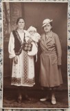 Doamna in port cu copil, fotografie interbelica de studio// tip CP