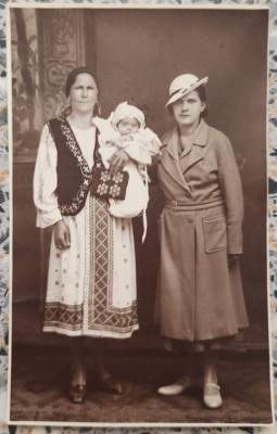 Doamna in port cu copil, fotografie interbelica de studio// tip CP foto