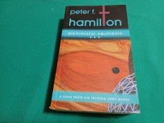 TRILOGIA ZORII NOPȚII: ALCHIMISTUL NEUTRONIC *VOL. 3 /PETER F. HAMILTON /2011*32