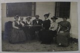 TURISTI LA TEKIRGHIOL , FOTOGRAFIE DE GRUP IN GRADINA VILEI , FOTOGRAFIE TIP CARTE POSTALA , INCEPUTUL SEC. XX