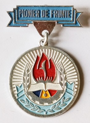 INSIGNA PIONIER DE FRUNTE ALUMINIU VOPSIT VARIANTA MICA DIAMETRU 28 MM PIONIERI PIONERESC IMPECABILA ( CITITI DESCRIEREA ) foto