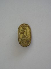 QW9 N8 13 - insigna - tematica simbolistica - Ursul bavarez - Berlin - DDR